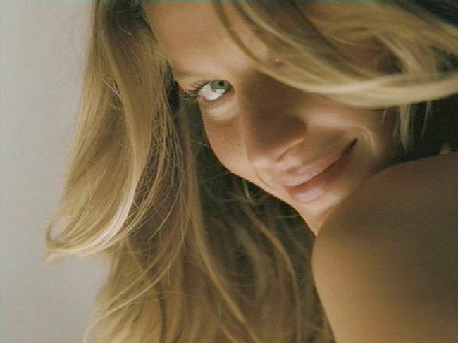 gisele bundchen twin sister patricia. manager and twin sister,